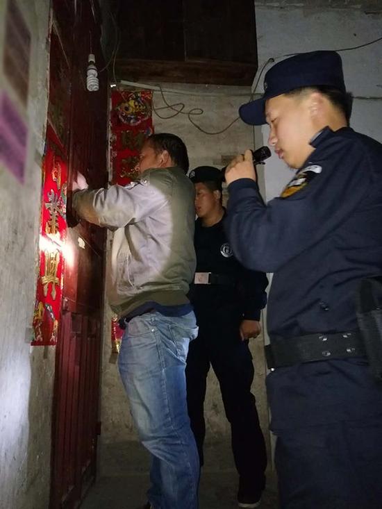 黎平县粗心妈妈误将幼女锁家中 